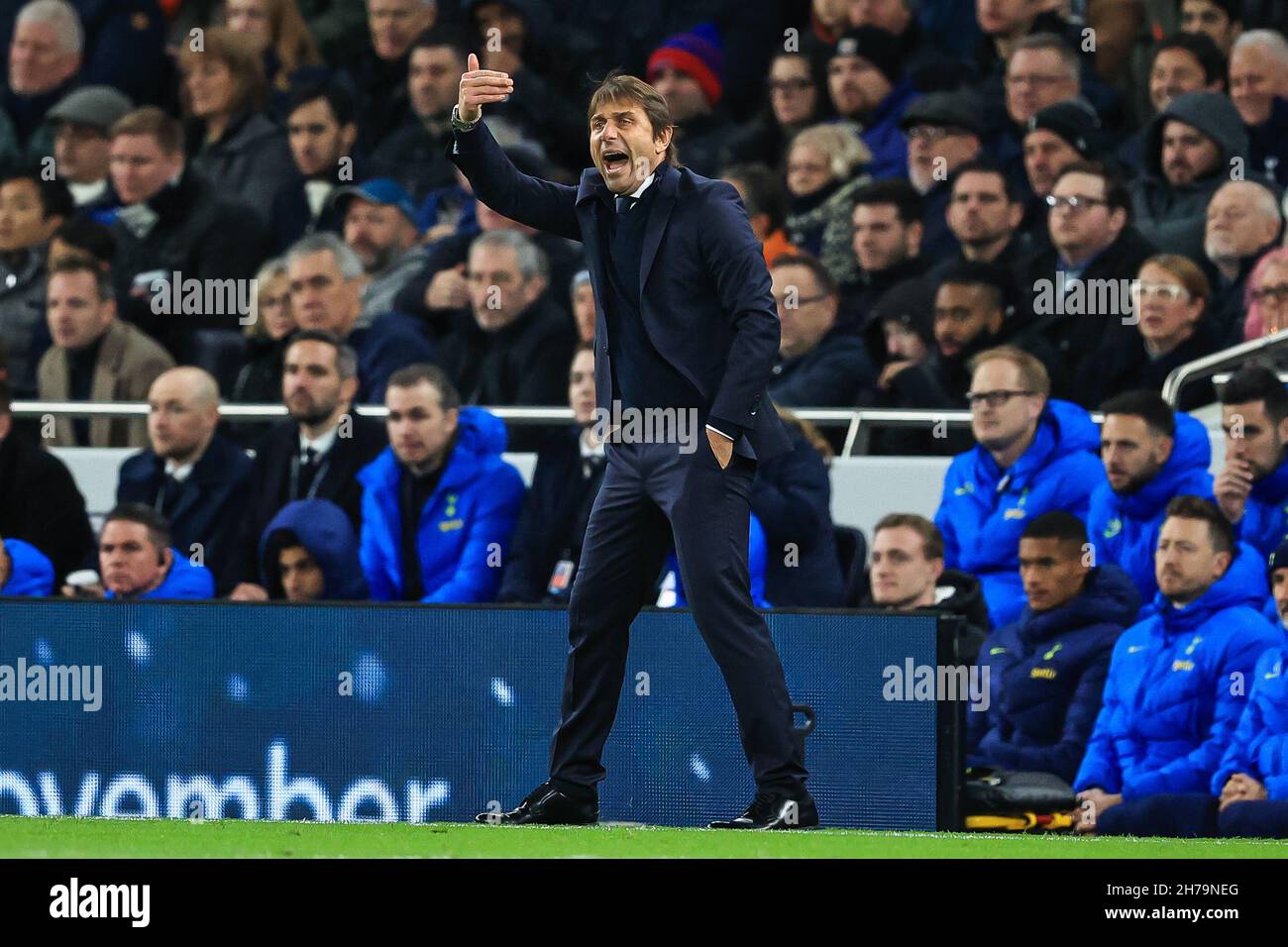 Antonio Conte, Manager von Tottenham Hotspur, gibt seinem Team Anweisungen Stockfoto