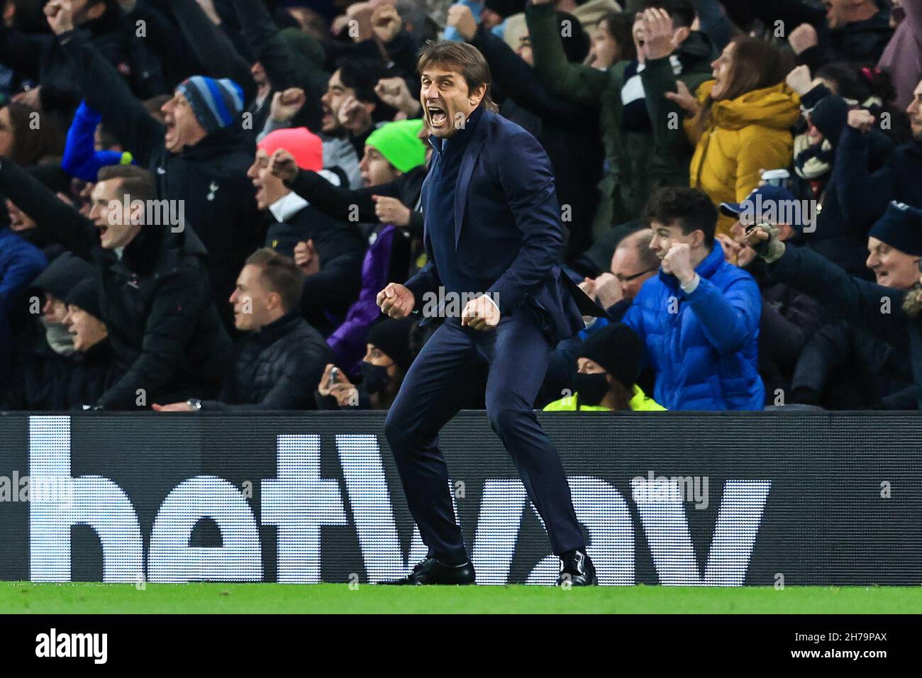 Antonio Conte, Manager von Tottenham Hotspur, feiert sein Ziel für die 1-1 Stockfoto