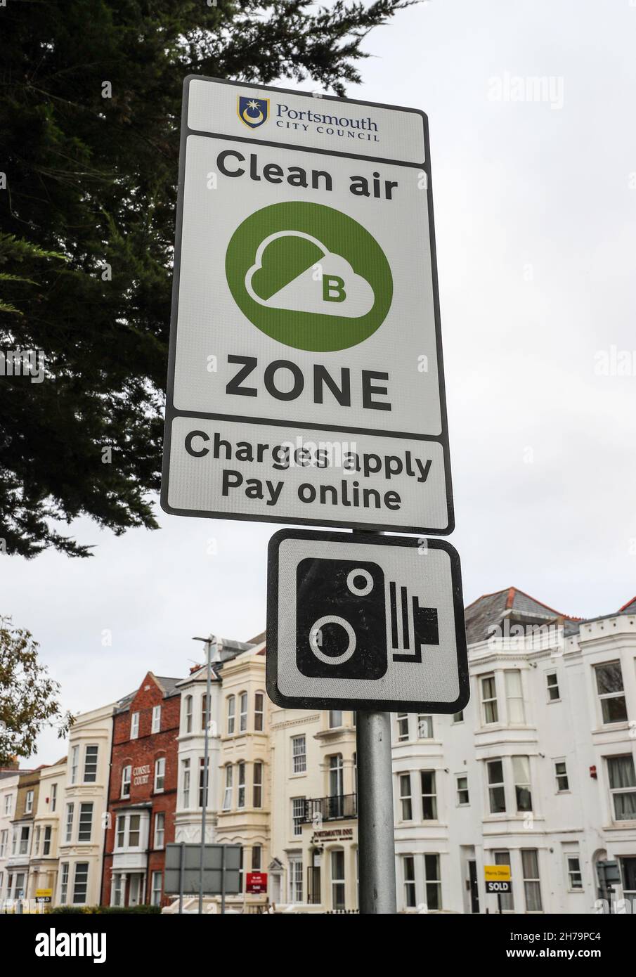 Schild für die saubere Luftverkehrszone von Portsmouth. Die Stadtverwaltung von Portsmouth hat am 29th. November 2021 die Reinluftzone eingeführt. Stockfoto
