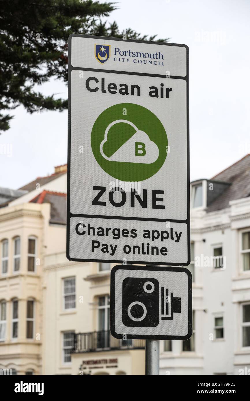 Schild für die saubere Luftverkehrszone von Portsmouth. Die Stadtverwaltung von Portsmouth hat am 29th. November 2021 die Reinluftzone eingeführt. Stockfoto