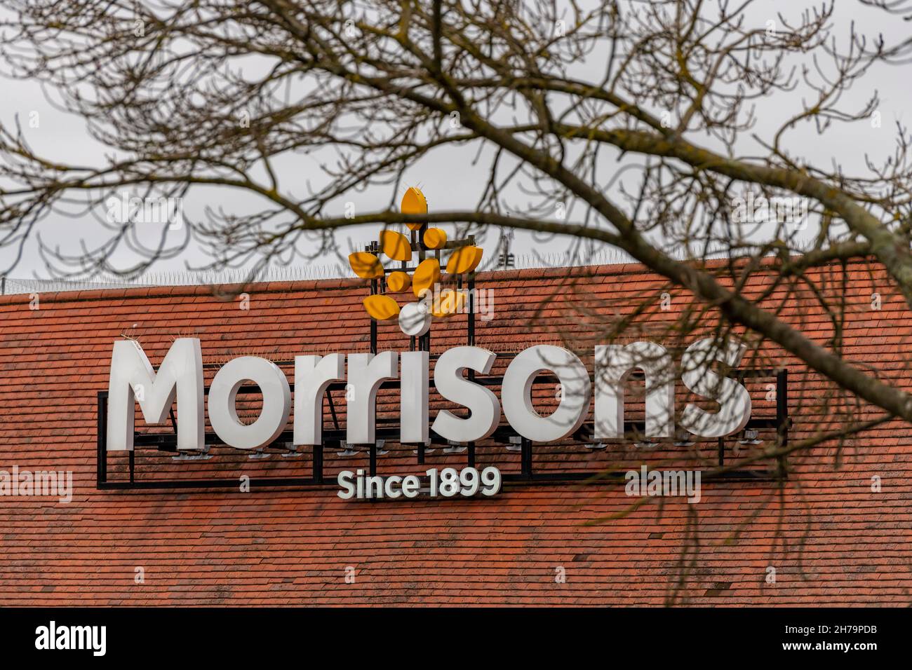 morrisons Supermarkt Schild, morrisons Branding, Markenbewusstsein, große Supermarktmarken, High Street Shopping große Namen, wöchentliche Lebensmitteleinkäufe. Stockfoto