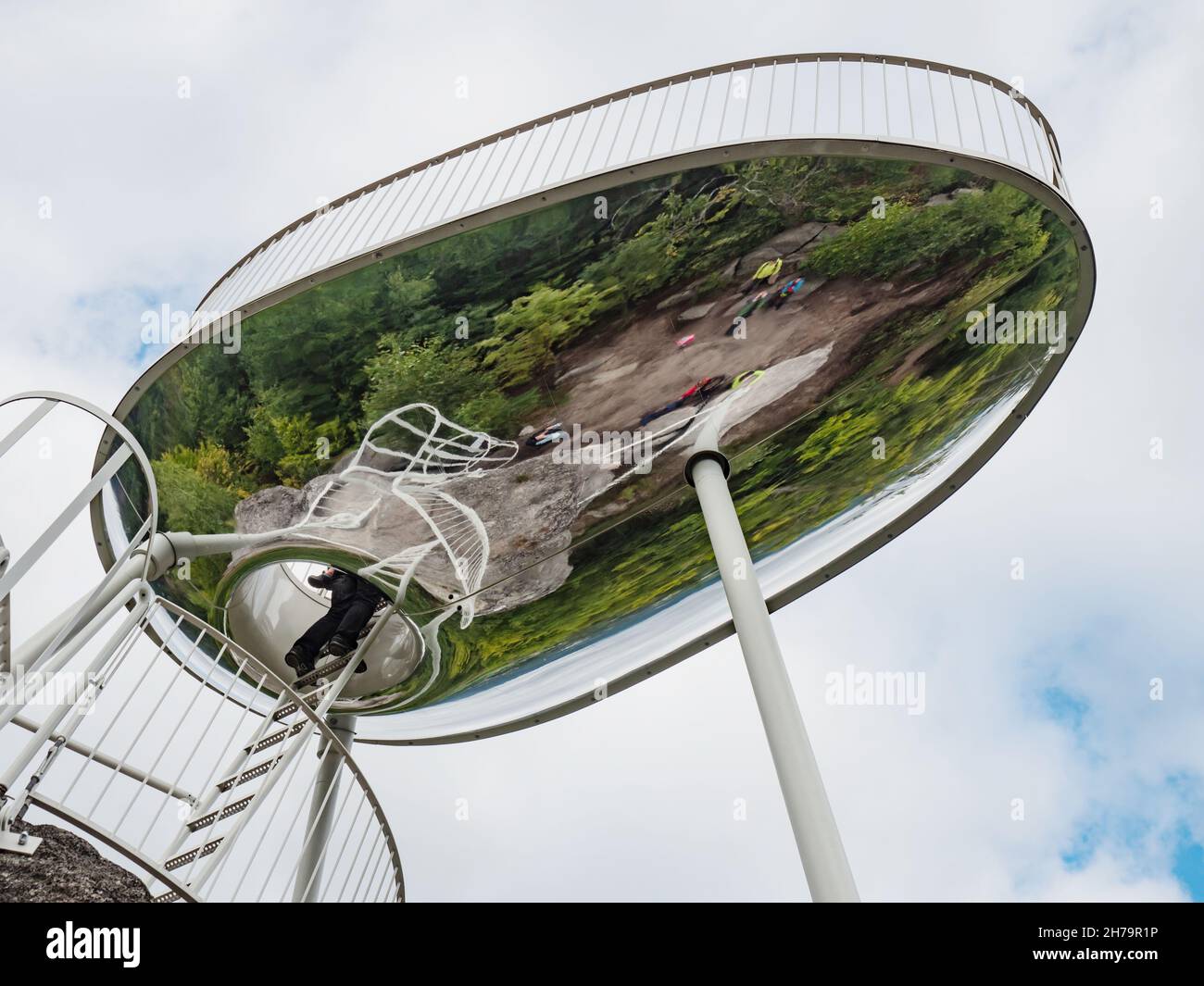 High-View-Turm im Design der Comic-Sprechblase im Wald, Low-Angle-Aufnahme. Interessanter Aussichtsturm Spicka, eine Aussichtsplattform im Design von Stockfoto
