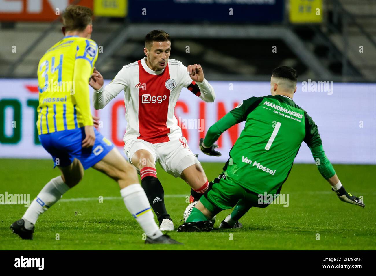 WAALWIJK, NIEDERLANDE - 21. NOVEMBER: Dusan Tadic von Ajax und Etienne Vaessen von RKC Waalwijk während des niederländischen Eredivisie-Spiels zwischen RKC Waalwijk und Ajax am 21. November 2021 im Mandemakers Stadion in Waalwijk, Niederlande (Foto: Broer van den Boom/Orange PicBilder) Stockfoto