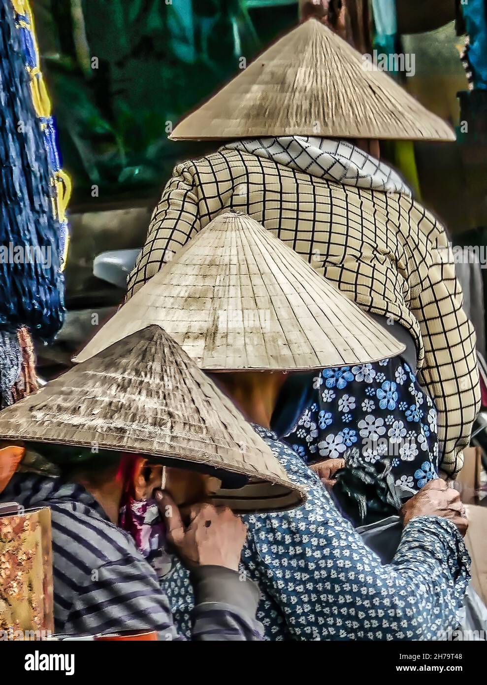 Drei vietnamesische Reishüte in einer Schlange, Hoi Ann, Vietnam Stockfoto