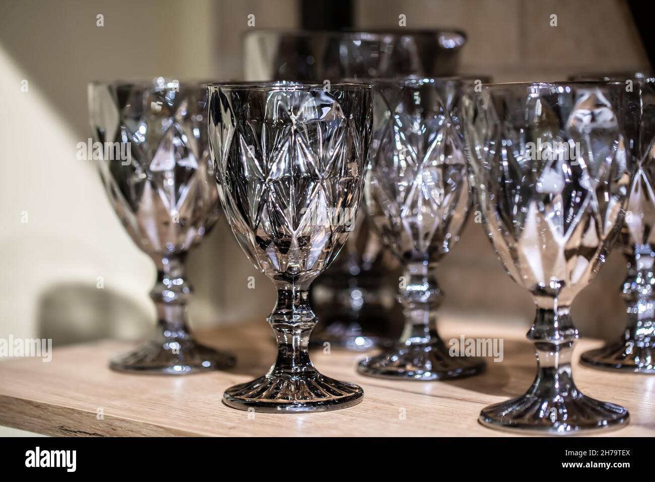 Glänzend strukturierte Gläser auf dem Regal Nahaufnahme. Stockfoto