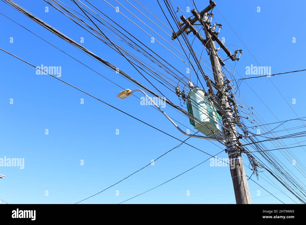 Stromnetz. Verschiedene Elemente, aus denen das Energieverteilungsnetz in städtischen Zentren besteht. Teil der Stromverteilungssysteme Stockfoto