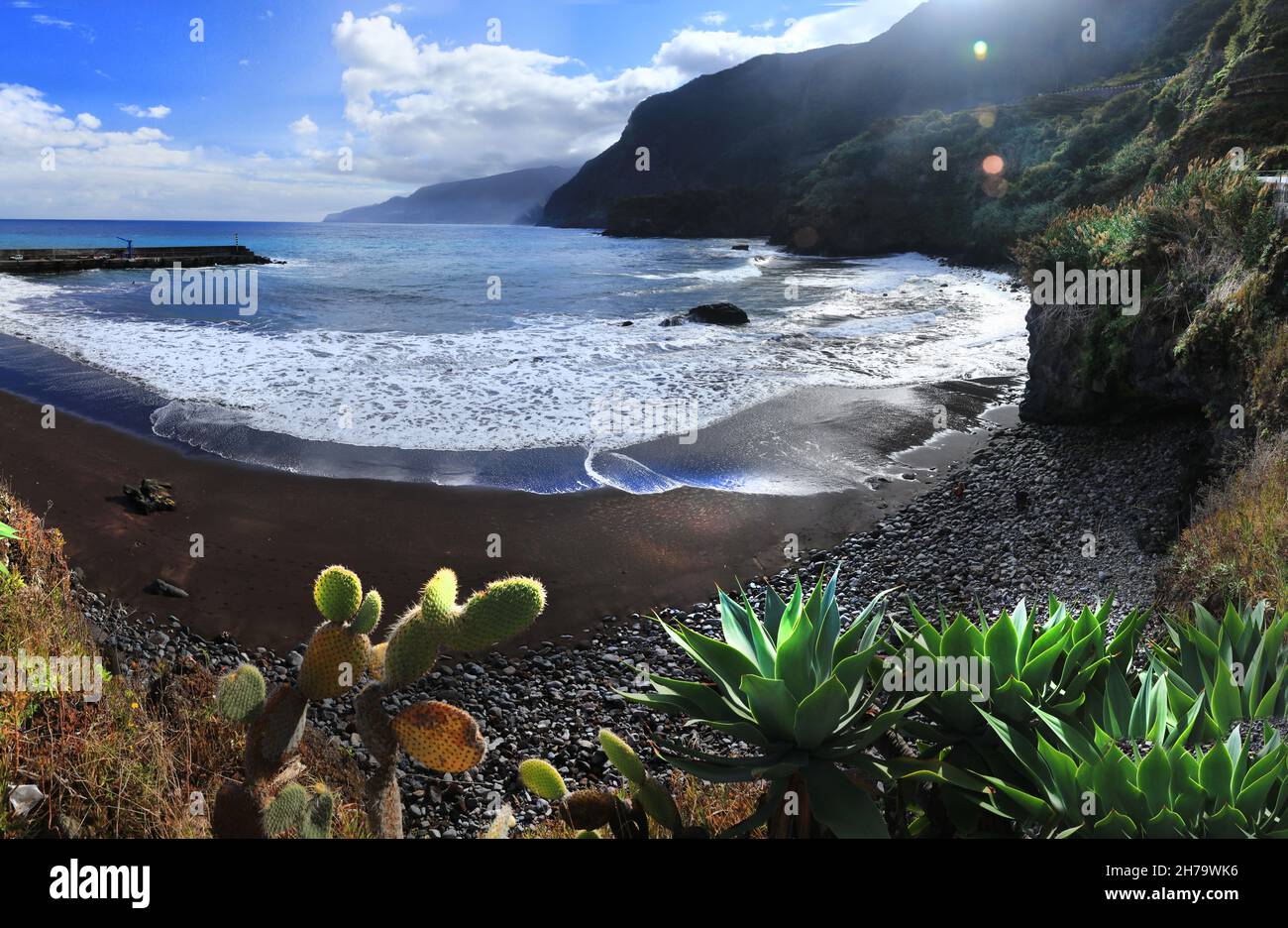 Madeira Insel Natur Schönheit Landschaft. Meereslandschaft, erstaunliche Seixal Strand an der Nordküste berühmten Ort zum Surfen Stockfoto
