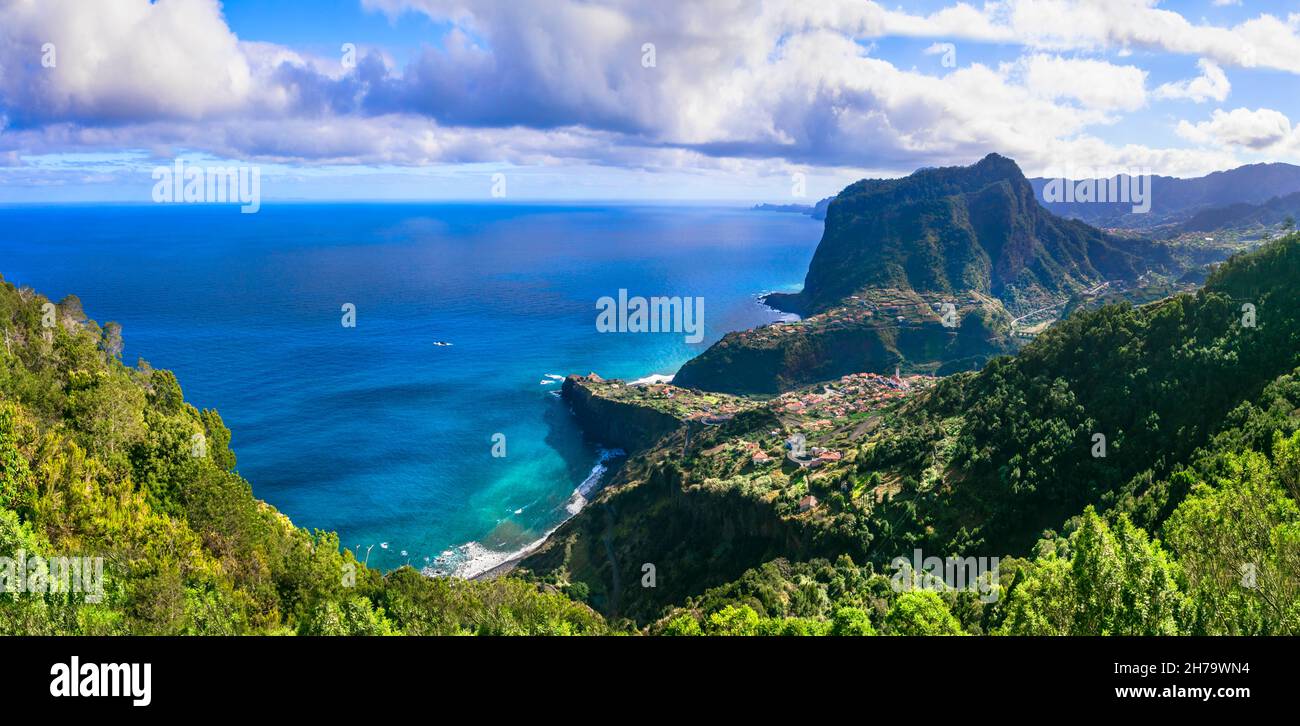 Atemberaubende wunderschöne Natur, malerische Landschaft auf der Insel Madeira. Nördlicher Teil in der Nähe von Santana. Portugal Stockfoto