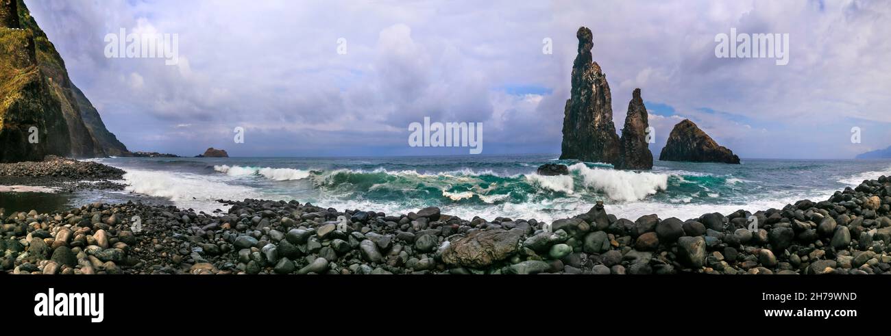 Madeira Insel Natur Schönheit Landschaft. Meereslandschaft bei stürmischem Wetter, erstaunlicher Strand Ribeira da janela mit riesiger Felsformation an der Nordküste Stockfoto