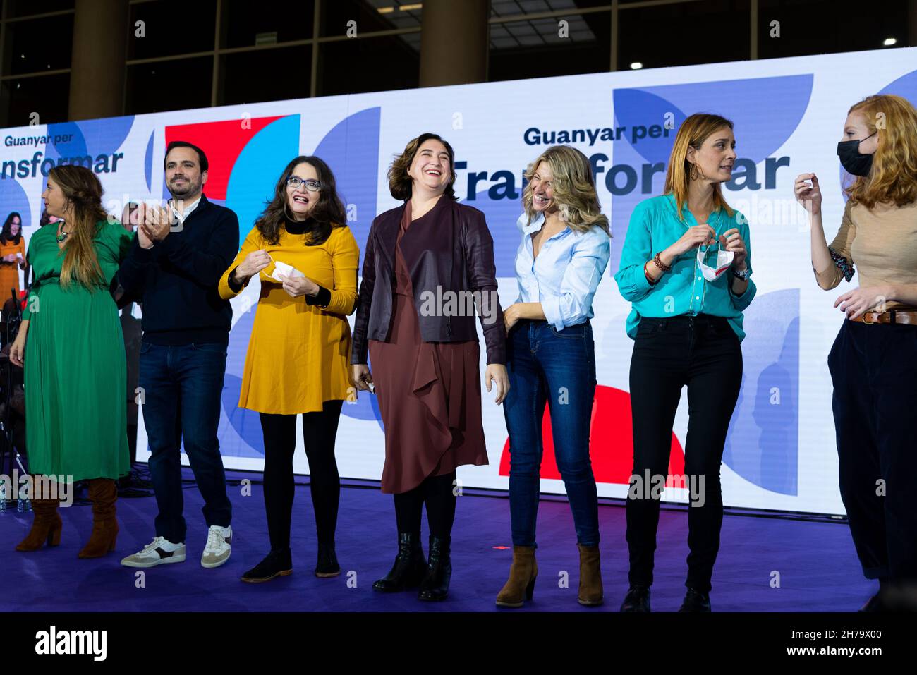 Spanien. 21st. November 2021. Ada Colau, Yolanda Diaz, Jessica Albiach, Alberto Garzón, Lilith Verstrynge, Mónica Oltra und Candela López sind am 21. November 2021 auf der Bühne des Nationalen Kongresses von en Comú Podem 3rd in Barcelona, Spanien, zu sehen. En Comu Podem ist ein katalanisch, eine Wahlkoalition, die 2015 zwischen den Parteien Unidas Podemos, Barcelona en Comú, Initiative for Catalonia Greens, United and Alternative Left und Equo gebildet wurde und von der Bürgermeisterin von Barcelona, Ada Colau, angeführt wird. (Foto von Davide Bonaldo/Sipa USA) Quelle: SIPA USA/Alamy Live News Stockfoto