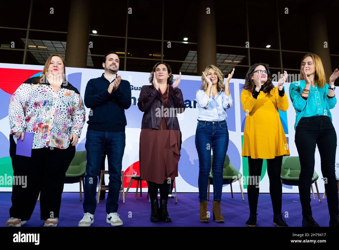 Spanien. 21st. November 2021. Ada Colau, Yolanda Diaz, Jessica Albiach, Alberto Garzón, Mónica Oltra sind am 21. November 2021 auf der Bühne des Nationalkongresses en Comú Podem 3rd in Barcelona, Spanien, zu sehen. En Comu Podem ist ein katalanisch, eine Wahlkoalition, die 2015 zwischen den Parteien Unidas Podemos, Barcelona en Comú, Initiative for Catalonia Greens, United and Alternative Left und Equo gebildet wurde und von der Bürgermeisterin von Barcelona, Ada Colau, angeführt wird. (Foto von Davide Bonaldo/Sipa USA) Quelle: SIPA USA/Alamy Live News Stockfoto