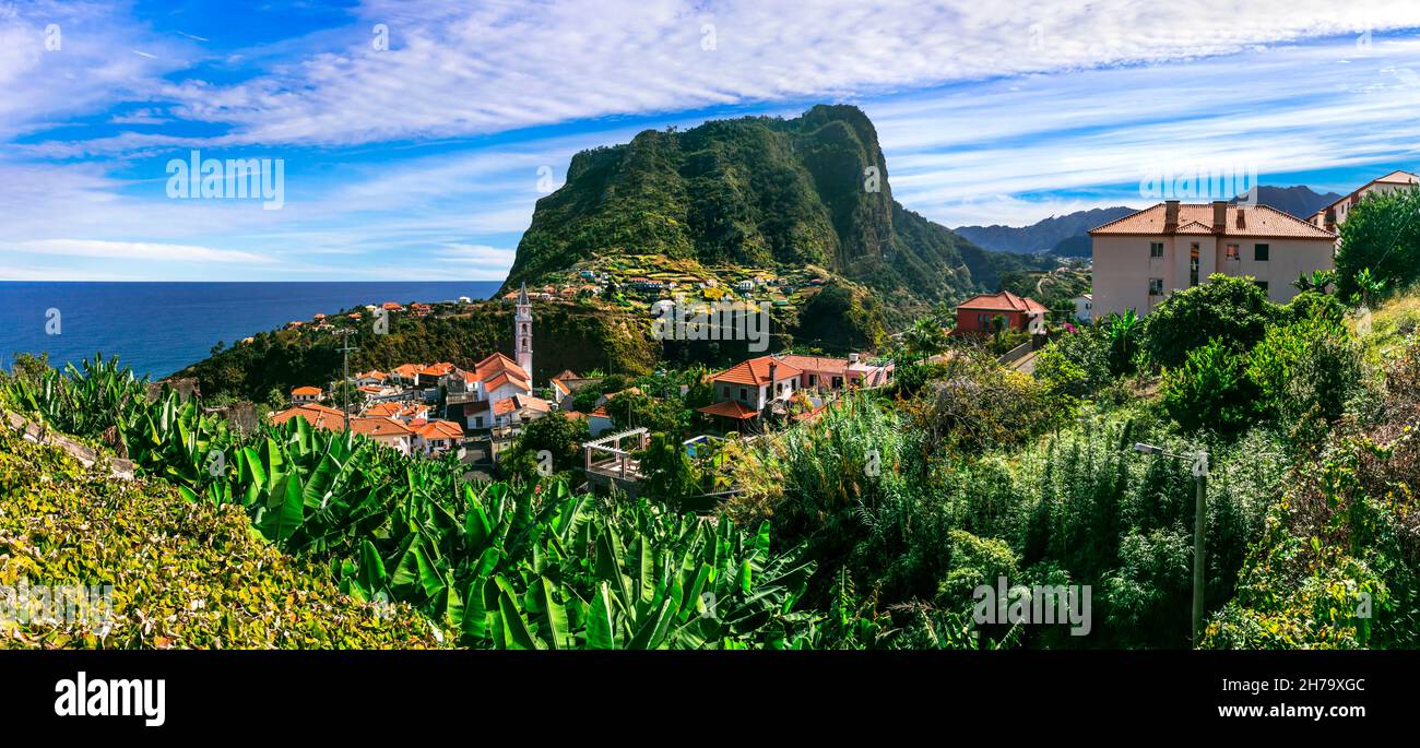 Typische Bergdörfer der Insel Madeira. Schöner Panoramablick auf die Stadt Faial im nördlichen Teil. Portugal Stockfoto