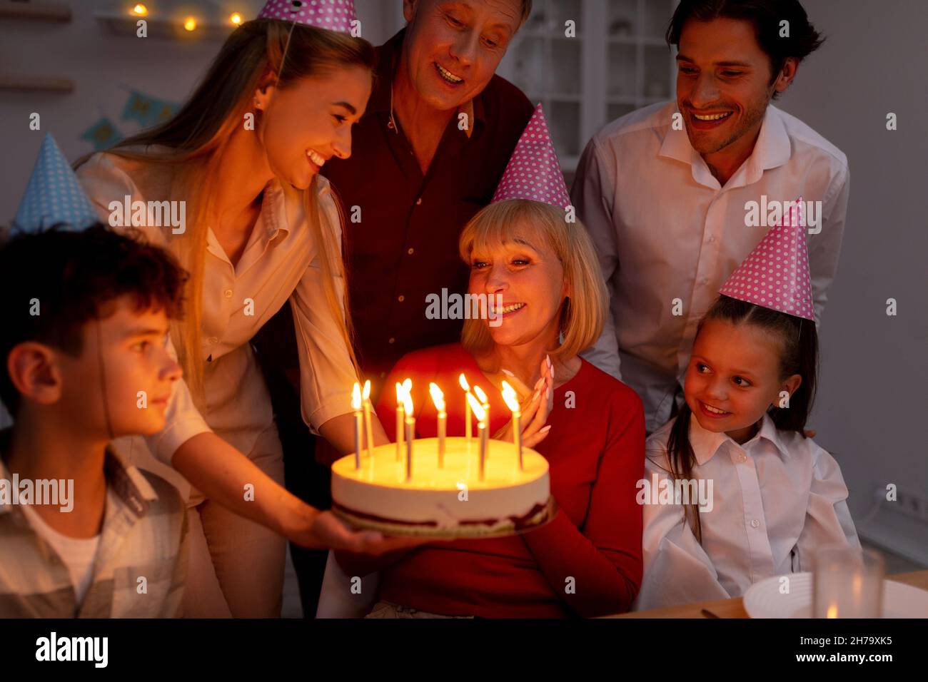 Glückliche Multi-Generation-Familie mit Geburtstagsparty, Kuchen mit Kerzen an ältere Frau, Feier Urlaub Stockfoto