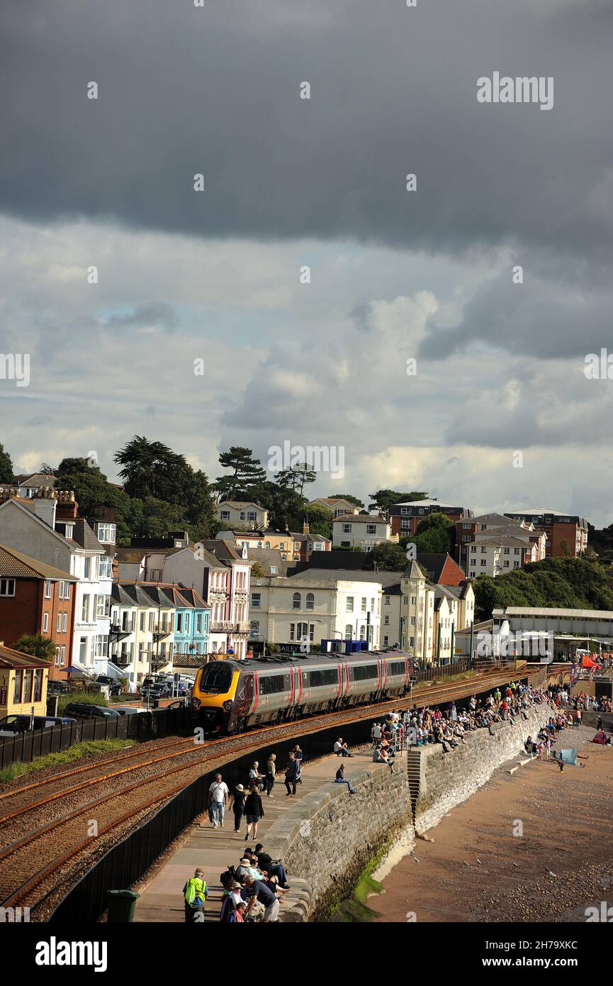 In Richtung Westen 221 D.M.U. in Dawlish. Stockfoto