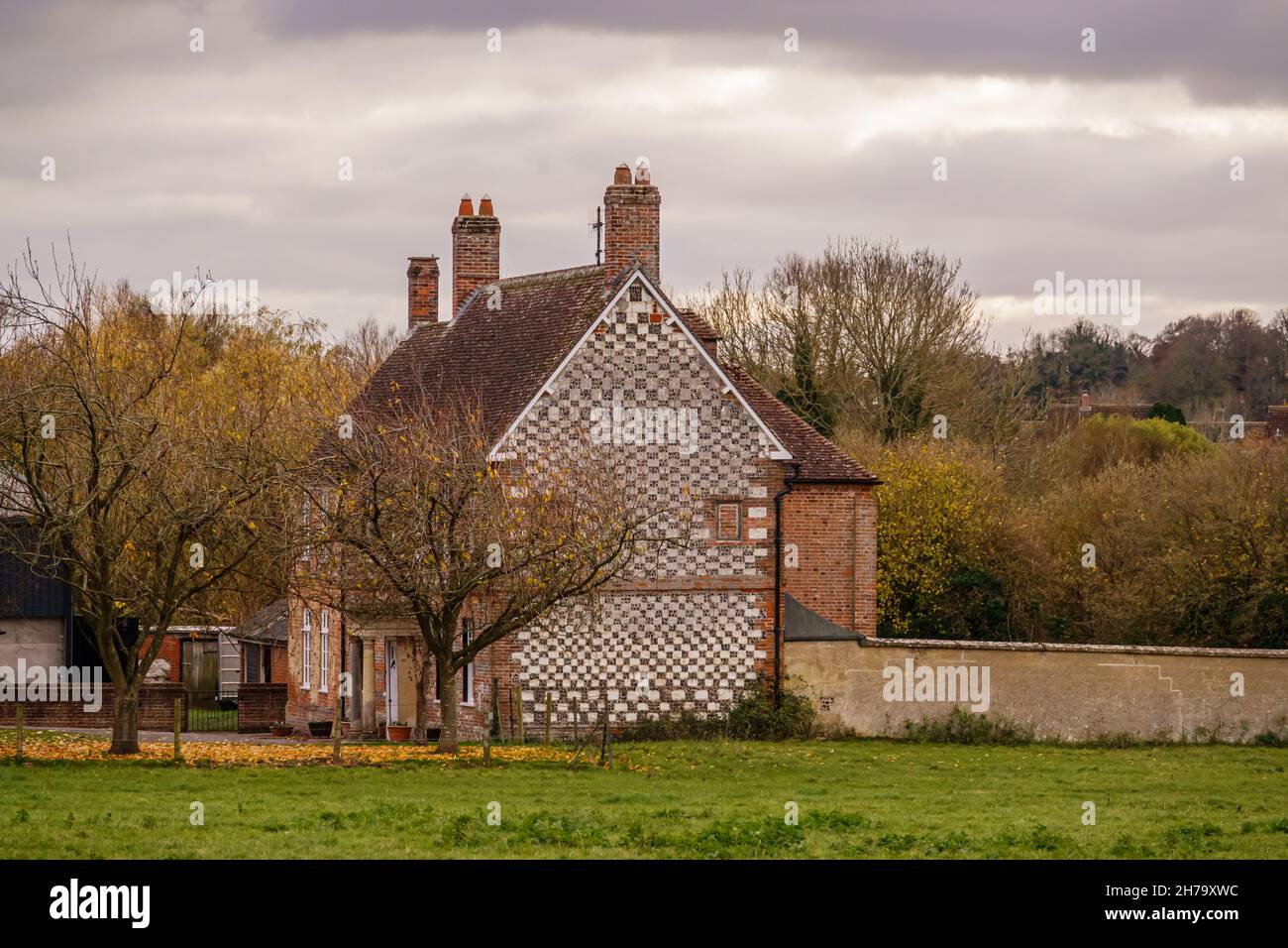 Großes Bauernhaus aus rotem Backstein mit einer karierten Flint-Endwand, Haxton, Salisbury Wiltshire UK Stockfoto