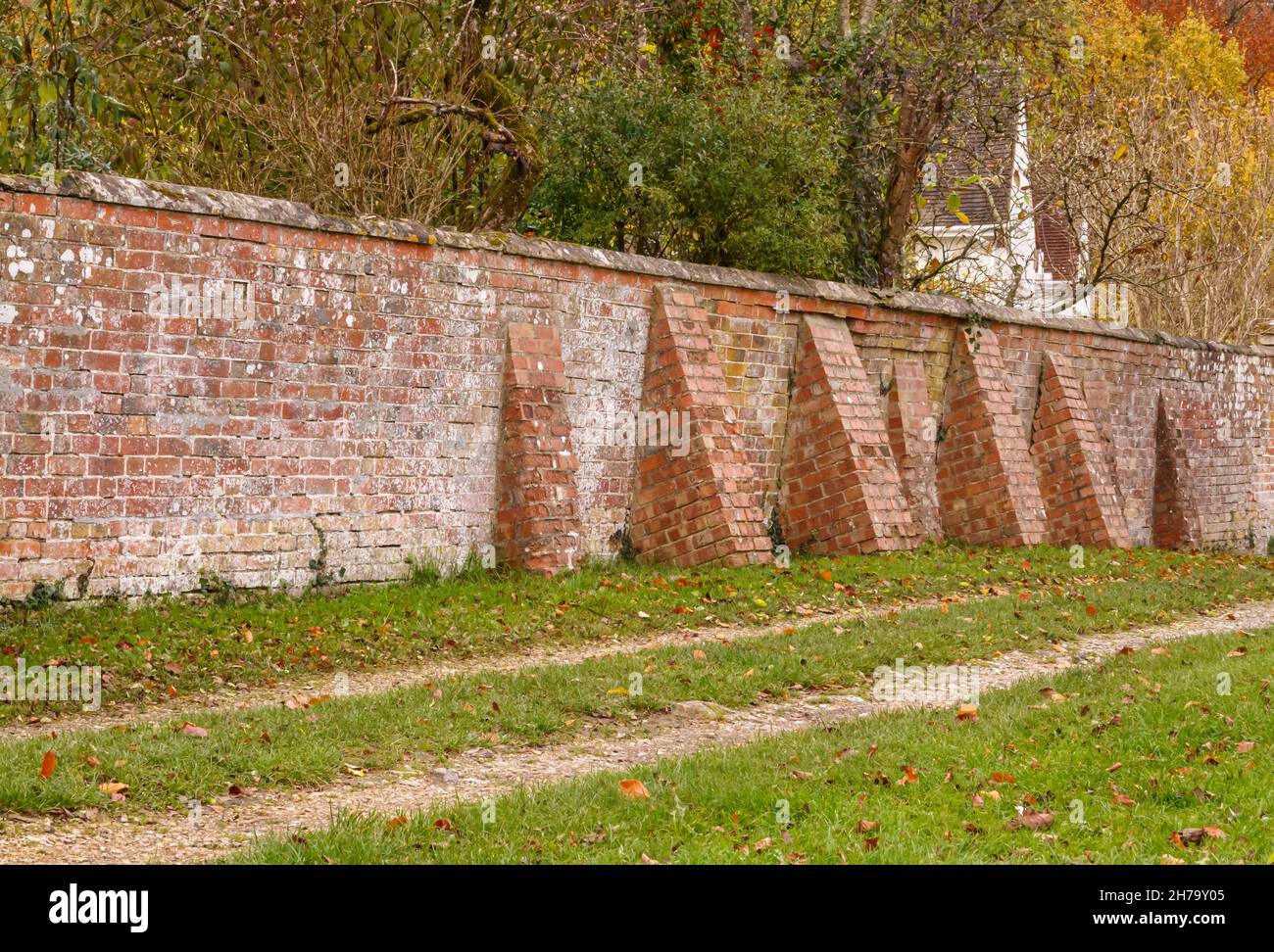 Mehrere Pfeiler, die eine rote Backsteinmauer eines englischen Landhauses in Fittleton, Wiltshire, Großbritannien, stützen Stockfoto