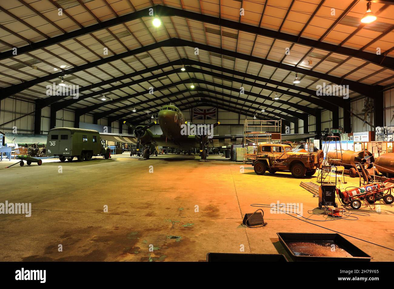 Dakota N473 DC im Hauptgebäude des Museums/Hangar in East Kirkby. Stockfoto