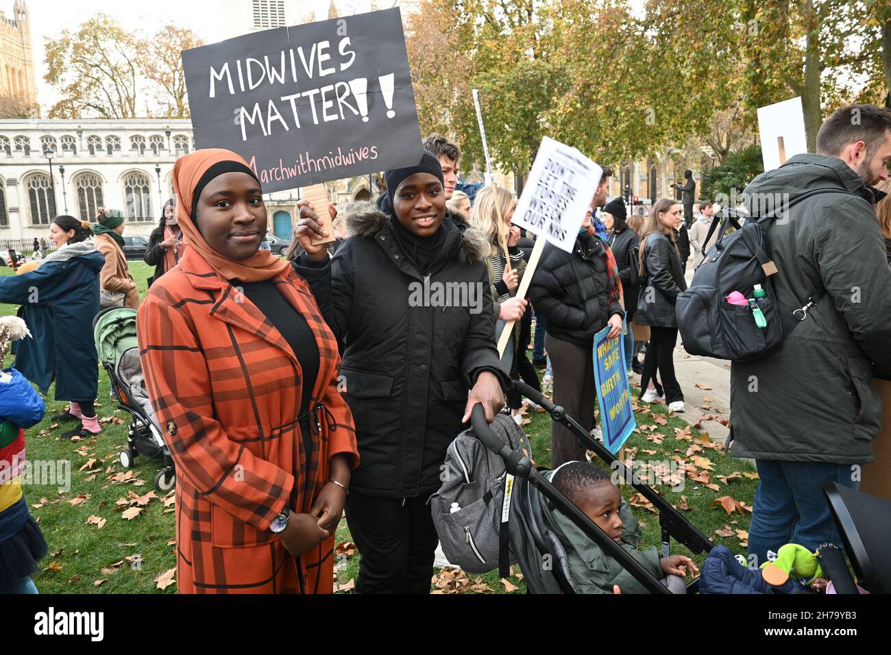 London, Großbritannien. 21st. November 2021. Hebammen protestieren auf dem Parliament Square, der Protest ist Teil einer nationalen Mahnwache, die für mehr Sicherheit für den Lohn von Hebammen und gebärenden Mutter aufruft und die Regierung auffordert, mehr Geld für Hebammen zu investieren, von 30 Hebammen haben 29 Hebammen am Parliament Square am 2021-11-21, London, VEREINIGTES KÖNIGREICH. Kredit: Picture Capital/Alamy Live Nachrichten Stockfoto