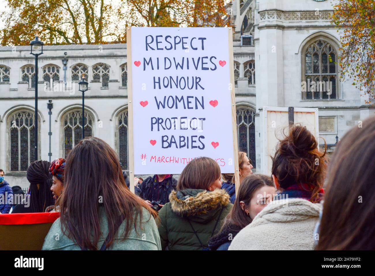 London, Großbritannien. 21st. November 2021. Hebammen protestieren auf dem Parliament Square, der Protest ist Teil einer nationalen Mahnwache, die für mehr Sicherheit für den Lohn von Hebammen und gebärenden Mutter aufruft und die Regierung auffordert, mehr Geld für Hebammen zu investieren, von 30 Hebammen haben 29 Hebammen am Parliament Square am 2021-11-21, London, VEREINIGTES KÖNIGREICH. Kredit: Picture Capital/Alamy Live Nachrichten Stockfoto