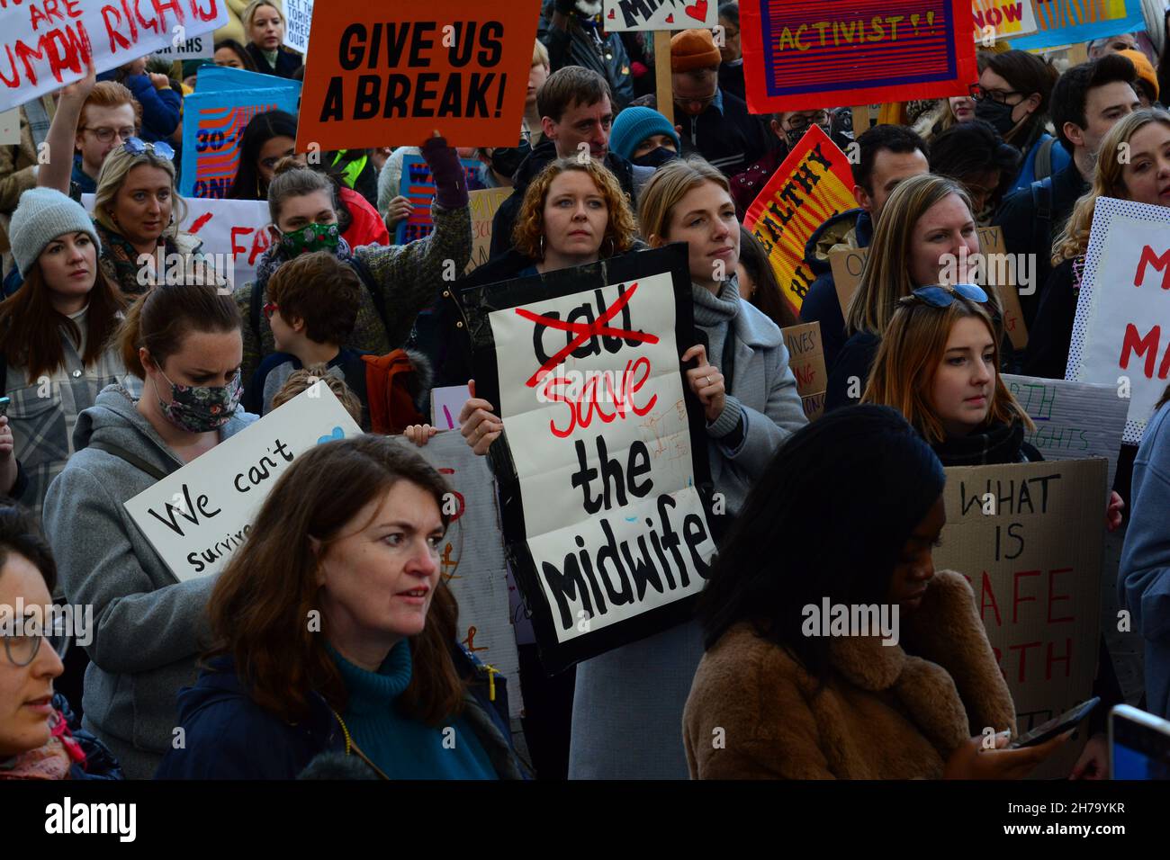 London, Großbritannien. 21st. November 2021. Hebammen protestieren auf dem Parliament Square, der Protest ist Teil einer nationalen Mahnwache, die für mehr Sicherheit für den Lohn von Hebammen und gebärenden Mutter aufruft und die Regierung auffordert, mehr Geld für Hebammen zu investieren, von 30 Hebammen haben 29 Hebammen am Parliament Square am 2021-11-21, London, VEREINIGTES KÖNIGREICH. Kredit: Picture Capital/Alamy Live Nachrichten Stockfoto