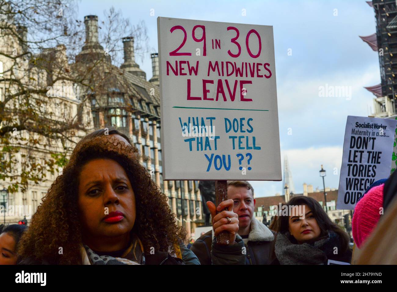 London, Großbritannien. 21st. November 2021. Hebammen protestieren auf dem Parliament Square, der Protest ist Teil einer nationalen Mahnwache, die für mehr Sicherheit für den Lohn von Hebammen und gebärenden Mutter aufruft und die Regierung auffordert, mehr Geld für Hebammen zu investieren, von 30 Hebammen haben 29 Hebammen am Parliament Square am 2021-11-21, London, VEREINIGTES KÖNIGREICH. Kredit: Picture Capital/Alamy Live Nachrichten Stockfoto