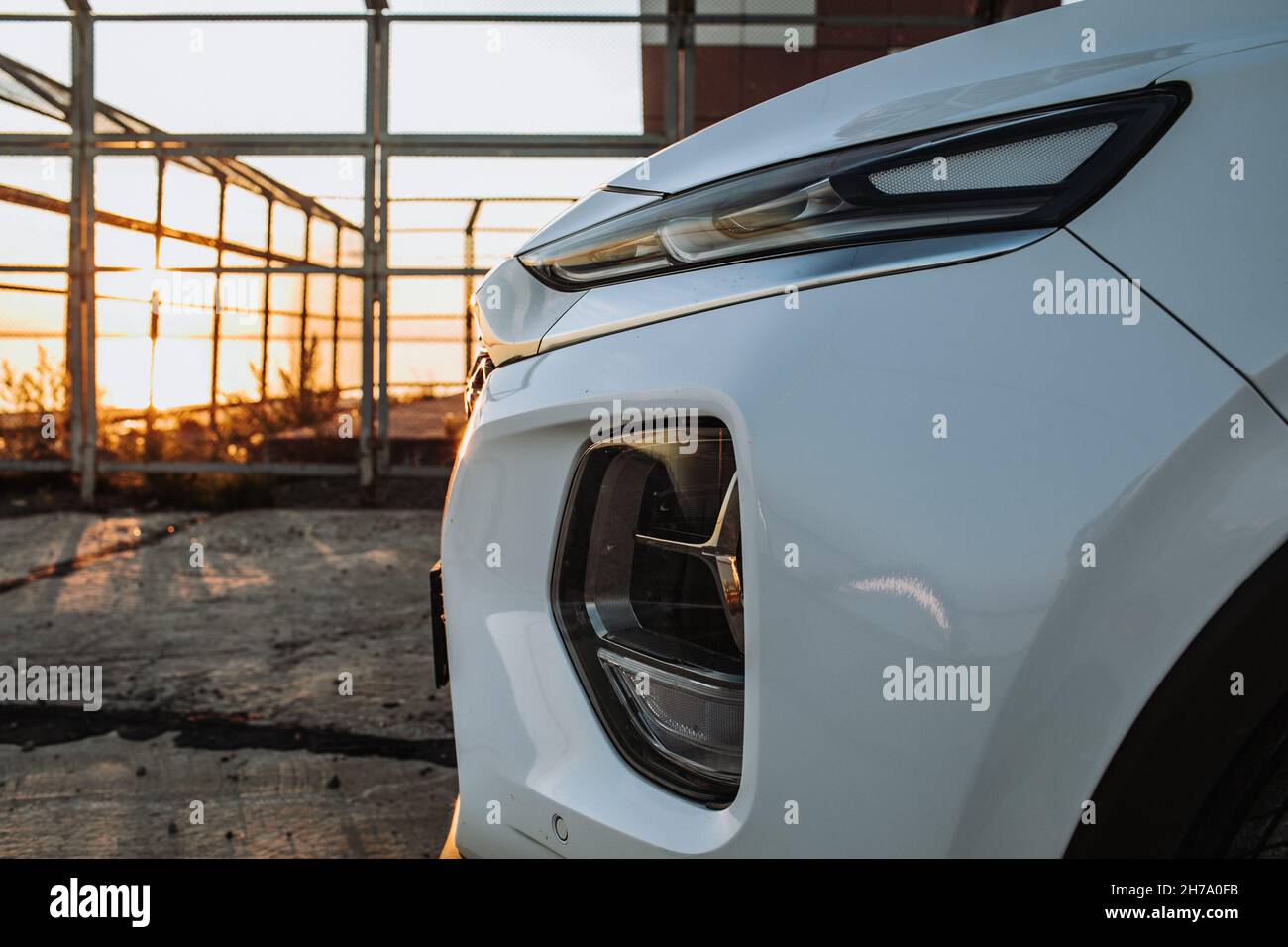Nahaufnahme Detail auf einem der LED-Scheinwerfer modernes Auto. Stockfoto