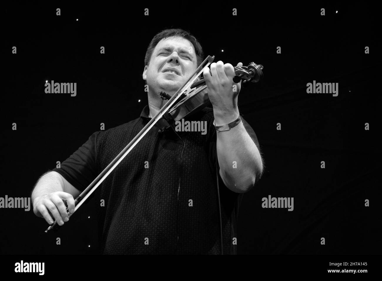 John Pearce spielt Jazzvioline mit Dave newton am Klavier, Scarborough Jazz Festival 2021, Großbritannien Stockfoto