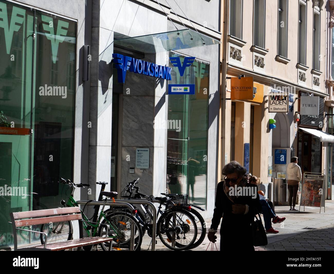 Frau mittleren Alters geht an der Volksbank vorbei Stockfoto