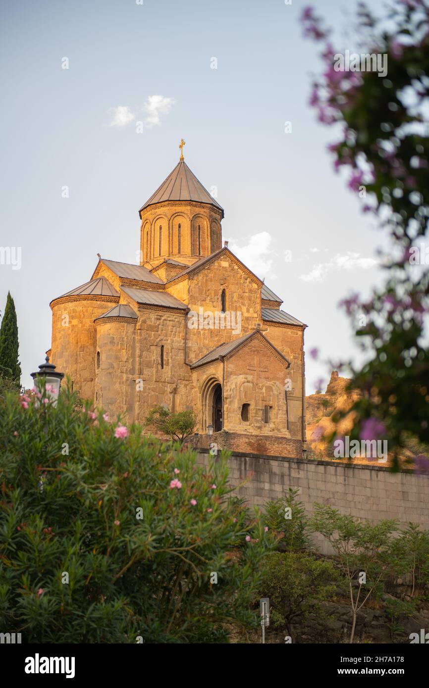 Majestätischer Tempel in der Nähe des Rike Parks in Tiflis Stockfoto