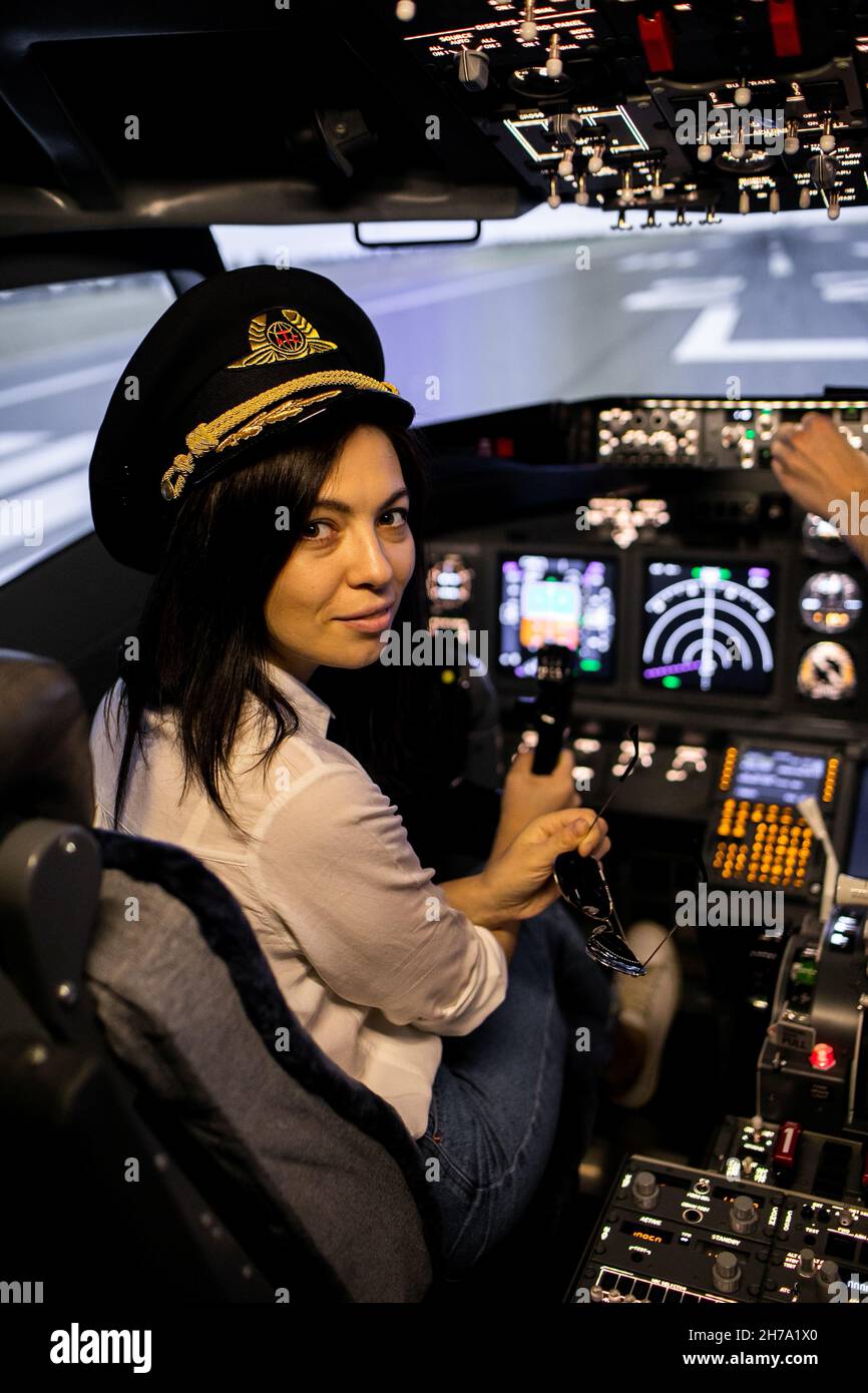 Pilotin der Kapitän des Flugzeugs bereitet sich auf den Start im Cockpit des Flugzeugs vor. Stockfoto