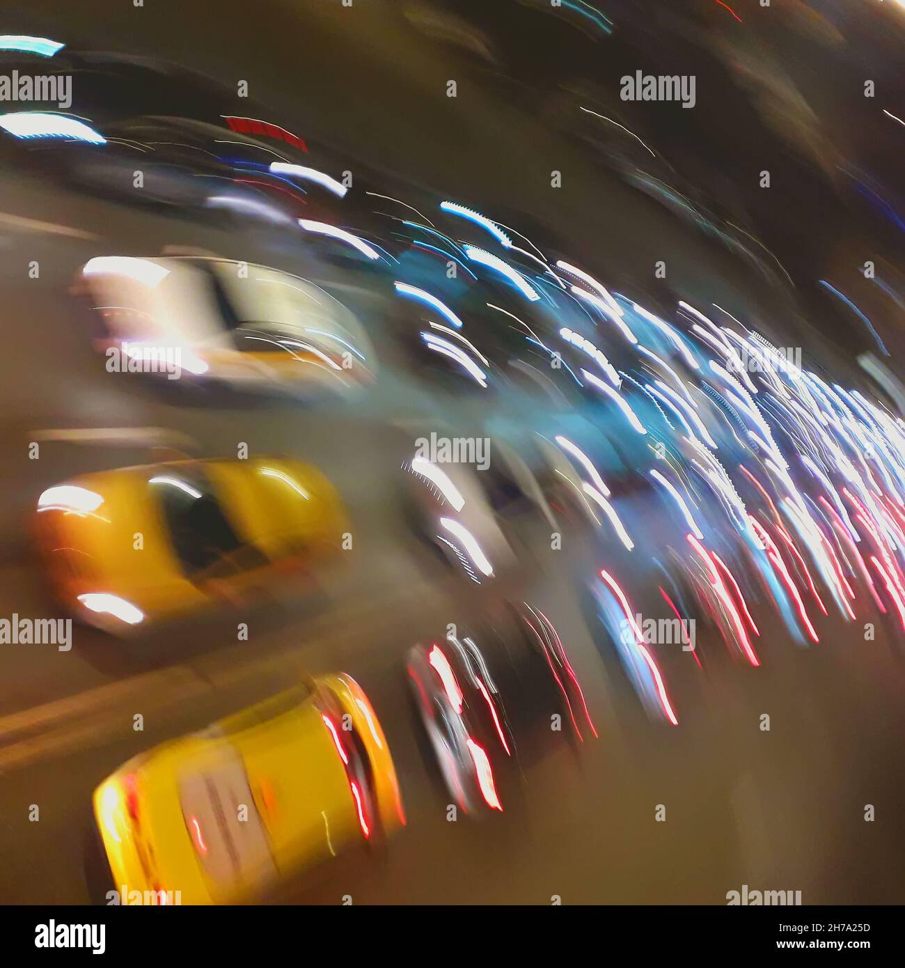 Schönes Kunstfoto von oben von Autos, die die Nachtstraße entlang fahren. Stockfoto