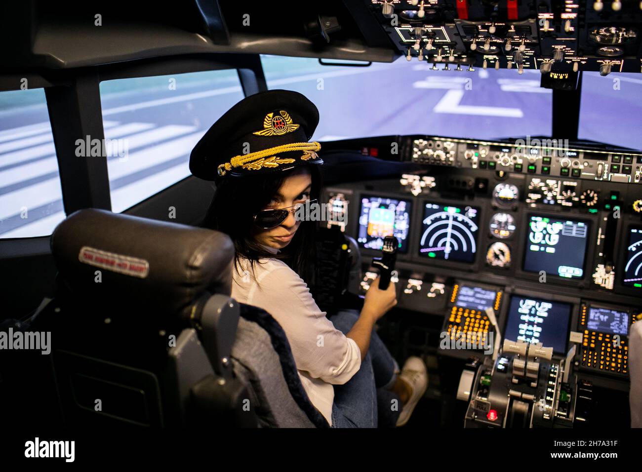 Pilotin der Kapitän des Flugzeugs bereitet sich auf den Start im Cockpit des Flugzeugs vor. Stockfoto