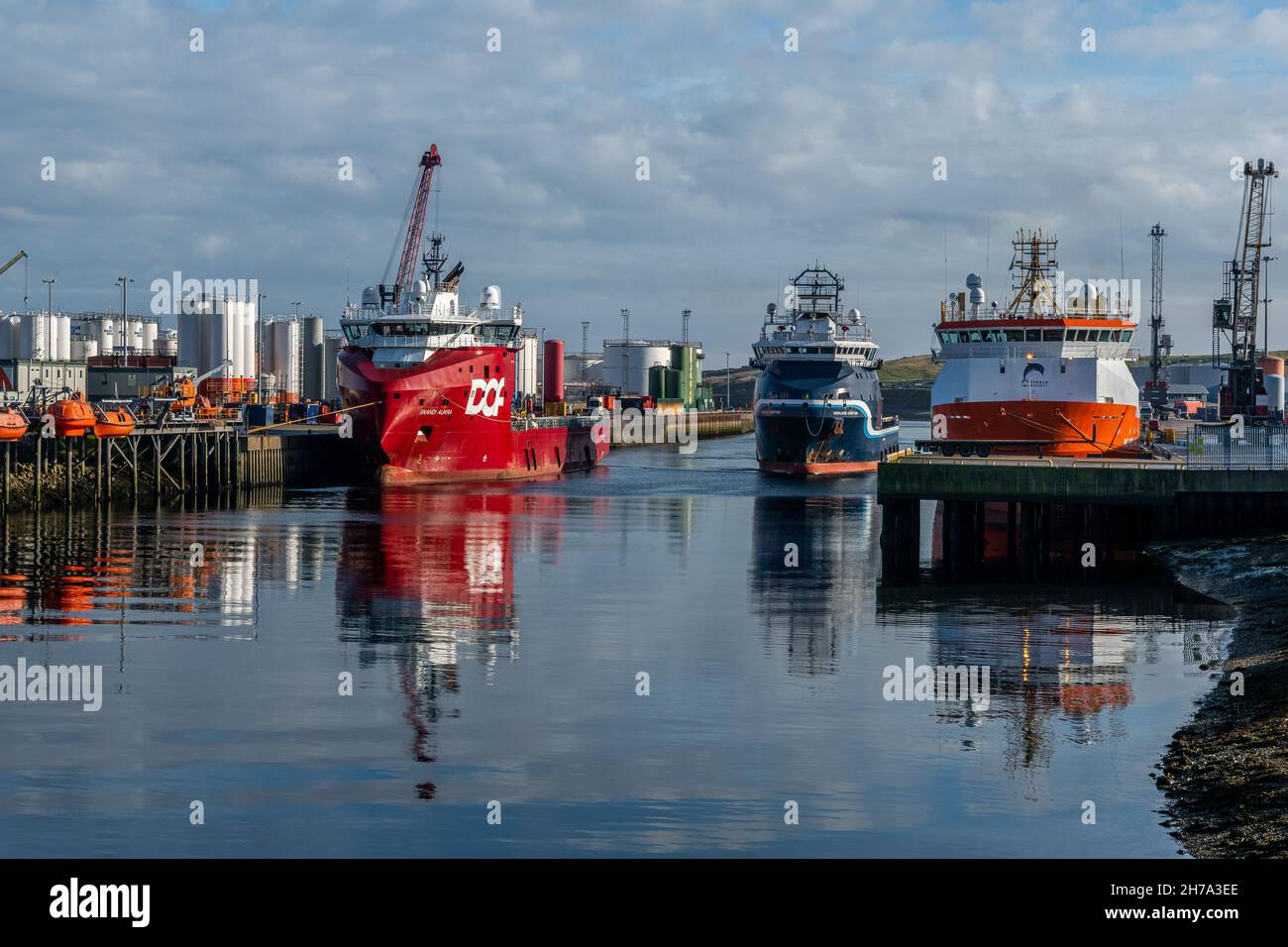 Aberdeen Harbour and Ships, Schottland, Vereinigtes Königreich, 20th. Oktober 2020. Aberdeen Hafen auf dem Fluss Dee mit Schiffen an den Piers. Stockfoto