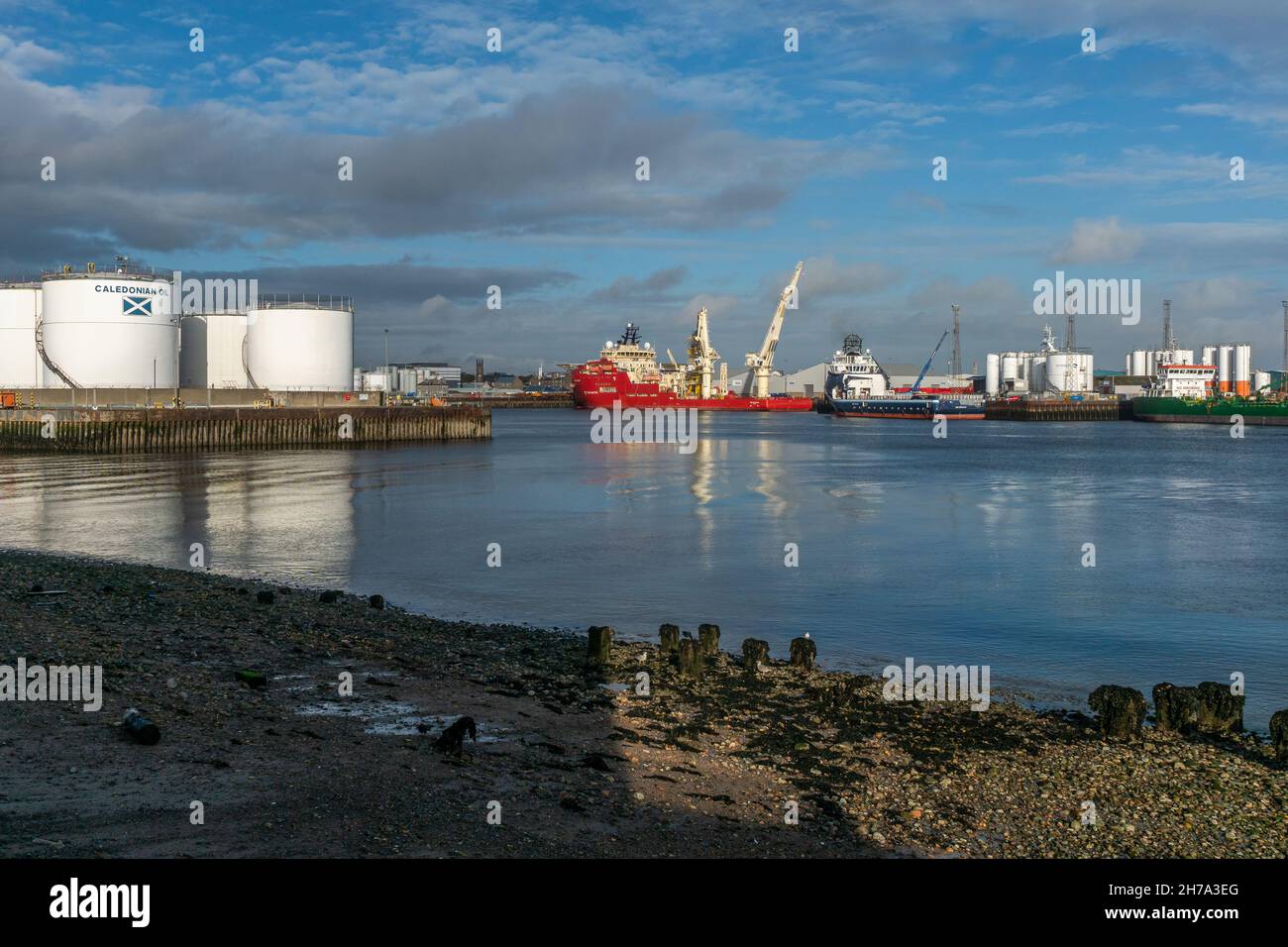 Aberdeen Harbour and City, Schottland, Vereinigtes Königreich, 20th. Oktober 2020. Aberdeen Hafen auf dem Fluss Dee mit Schiffen an den Piers. Stockfoto