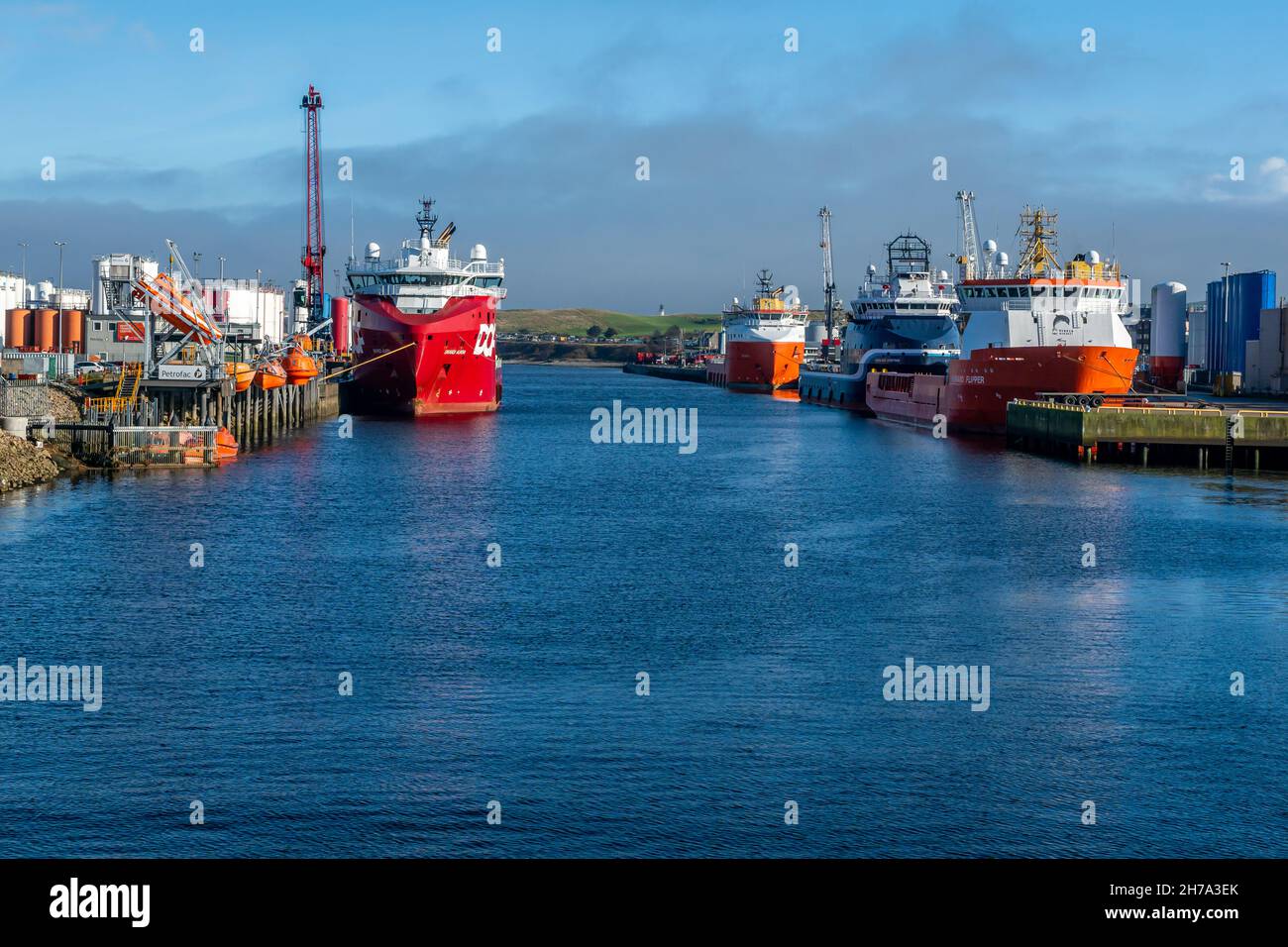 Aberdeen Harbour and City, Schottland, Vereinigtes Königreich, 20th. Oktober 2020. Aberdeen Hafen auf dem Fluss Dee mit Schiffen an den Piers. Stockfoto