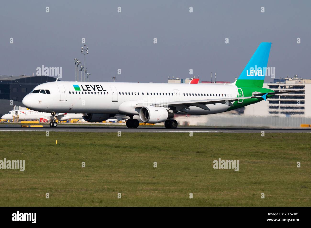 Wien / Österreich - 18. April 2019: Level Airbus A321 OE-LCF Passagierflugzeug Abflug und Abflug am Flughafen Wien Stockfoto