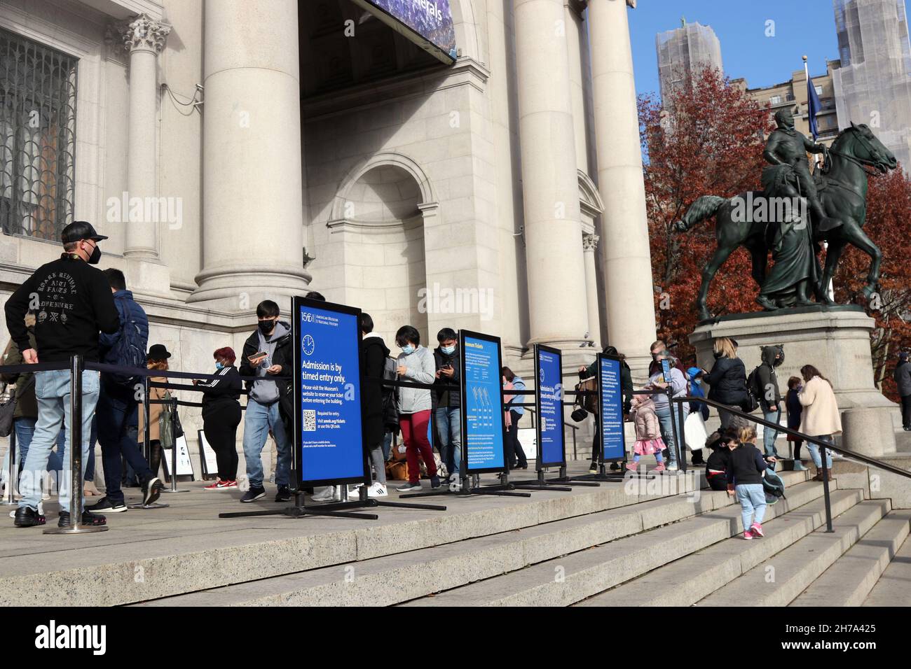 21. November 2021, New York City, New York, USA: Eine umstrittene Statue von Theodore Roosevelt, die auf einem Pferd thront und über einem amerikanischen Indianer und Afroamerikaner thront, die seit 1940 vor dem American Museum of Natural History (AMNH) in New York City ausgestellt und als rassistisches Symbol kritisiert wird, wird nach Medora, North Dakota, Im Rahmen der Theodore Roosevelt Presidential Library wird die Eröffnung 2026 geplant. (Bild: © G. Ronald Lopez/ZUMA Press Wire) Stockfoto