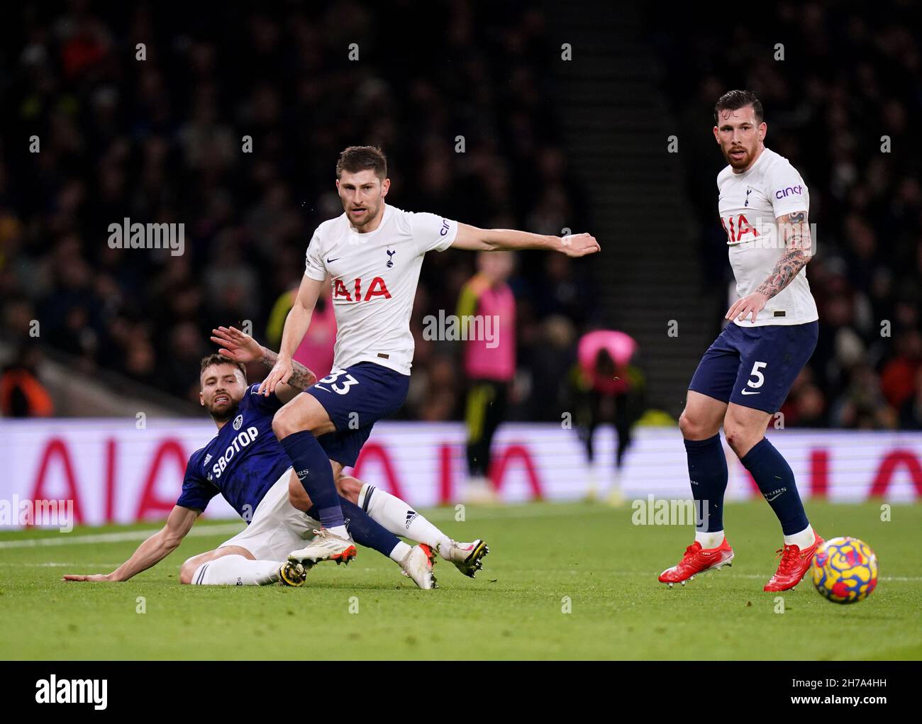 Stuart Dallas (links) von Leeds United und Ben Davies von Tottenham Hotspur kämpfen während des Spiels der Premier League im Tottenham Hotspur Stadium in London um den Ball. Bilddatum: Sonntag, 21. November 2021. Stockfoto