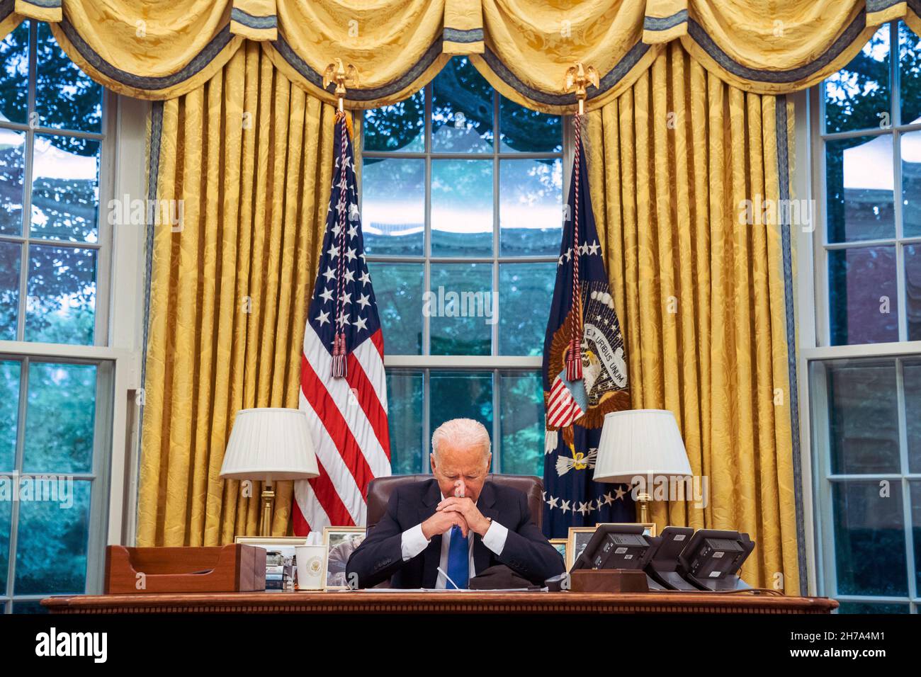 WASHINGTON DC, USA - 19. August 2021 - US-Präsident Joe Biden telefoniert am Donnerstag, den 19. August 2021, mit dem französischen Präsidenten Emmanuel Macron Stockfoto
