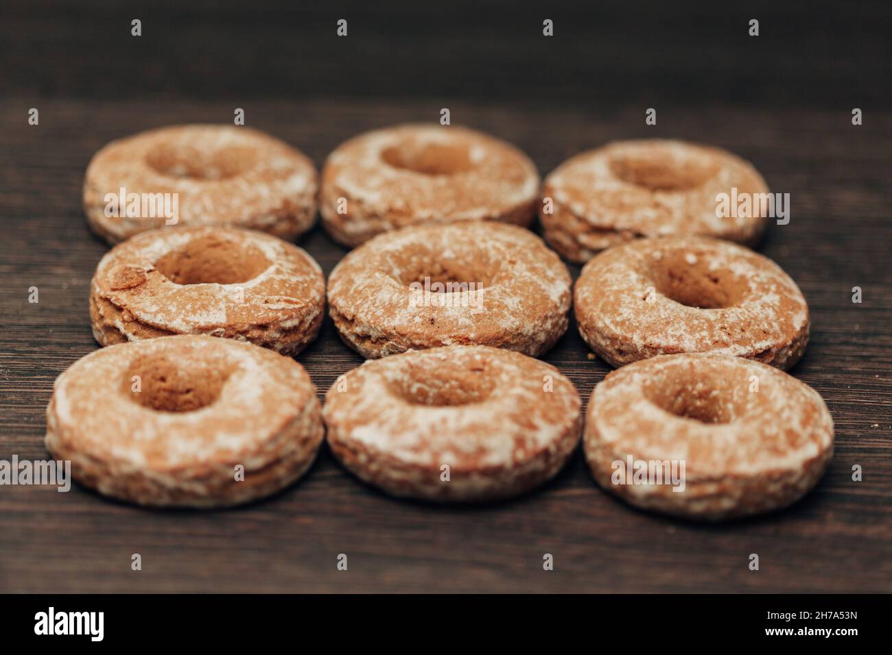 Schöne Bagels und Lebkuchen liegen auf einem braunen Hintergrund Stockfoto