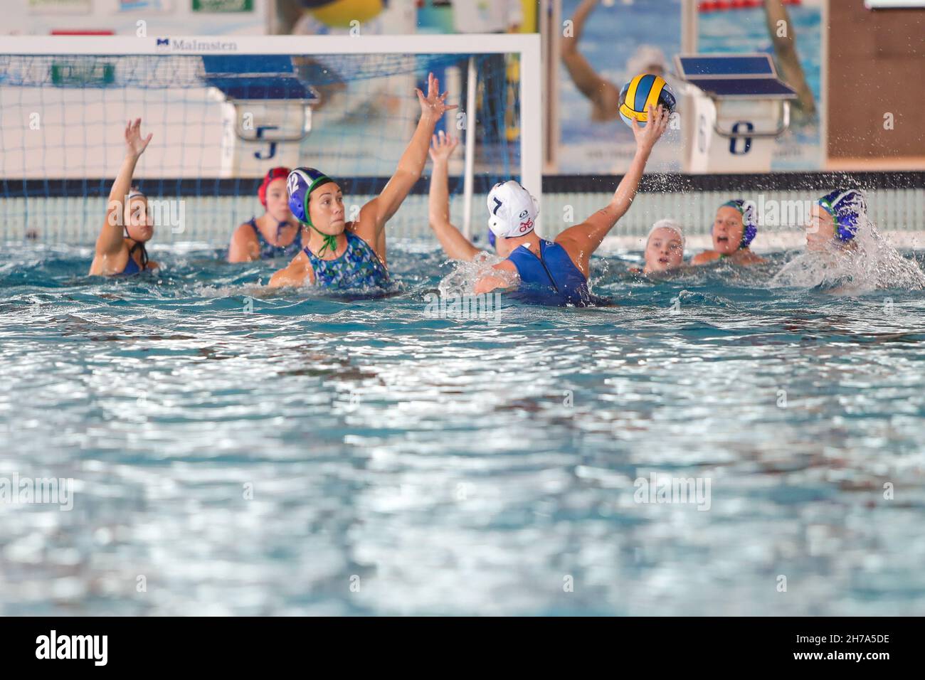 Schwimmbad Polo Natatorio, Rom, Italien, 21. November 2021, Defense Mediterrani Barcelona während des ZVL 1886 Center gegen CN Mediterrani Barcelona - Waterpolo EuroLeague Frauenspiels Stockfoto