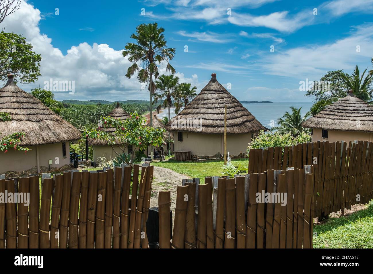 Afrikanischer Bungalow mit Reetdach und in alter Tradition auf einem Hügel in Axim mit Blick auf das Meer in Ghana Westafrika gebaut Stockfoto