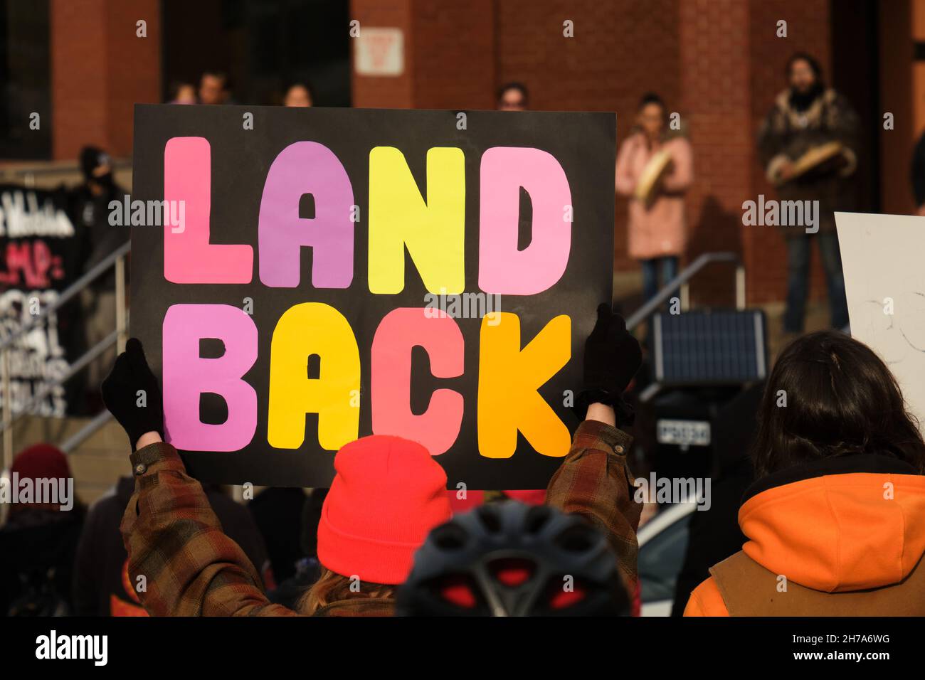 Halifax, Nova Scotia, Kanada. November 2021. „Land Back“-Schild, während sich lokale Aborigines vor der RCMP-Abteilung von Halifax versammeln, um gegen die Präsenz und Intervention der RCMP im Wet'suwet'en-Territorium in British Columbia zu protestieren. Quelle: Meanderingemu/Alamy Live News Stockfoto