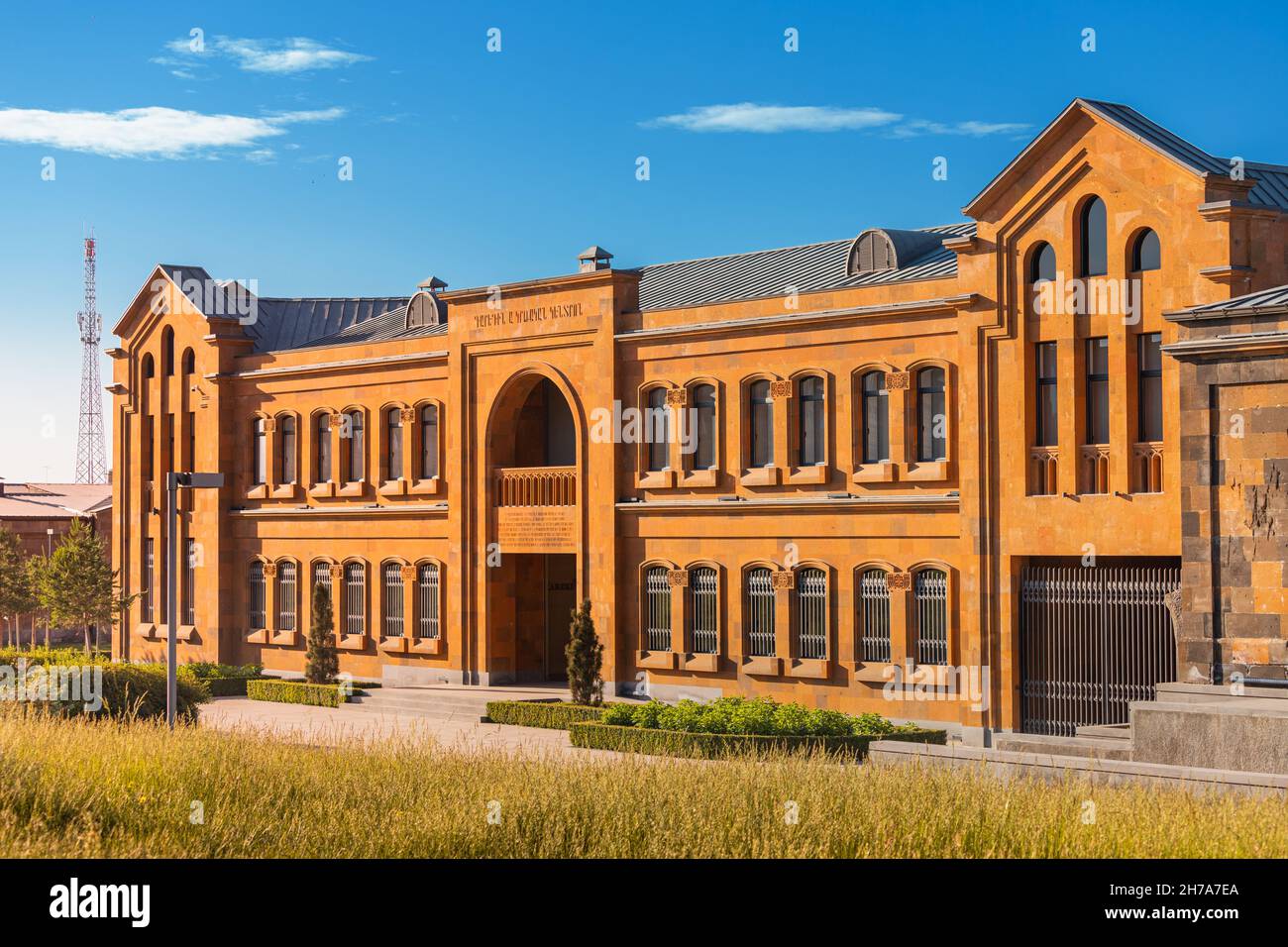 18. Mai 2021, Vagharshapat, Armenien: Ein großer berühmter Komplex von Etchmiadzin, in dem ein pädagogisches Seminar und der höchste Katholikos aller Armenier untergebracht sind Stockfoto