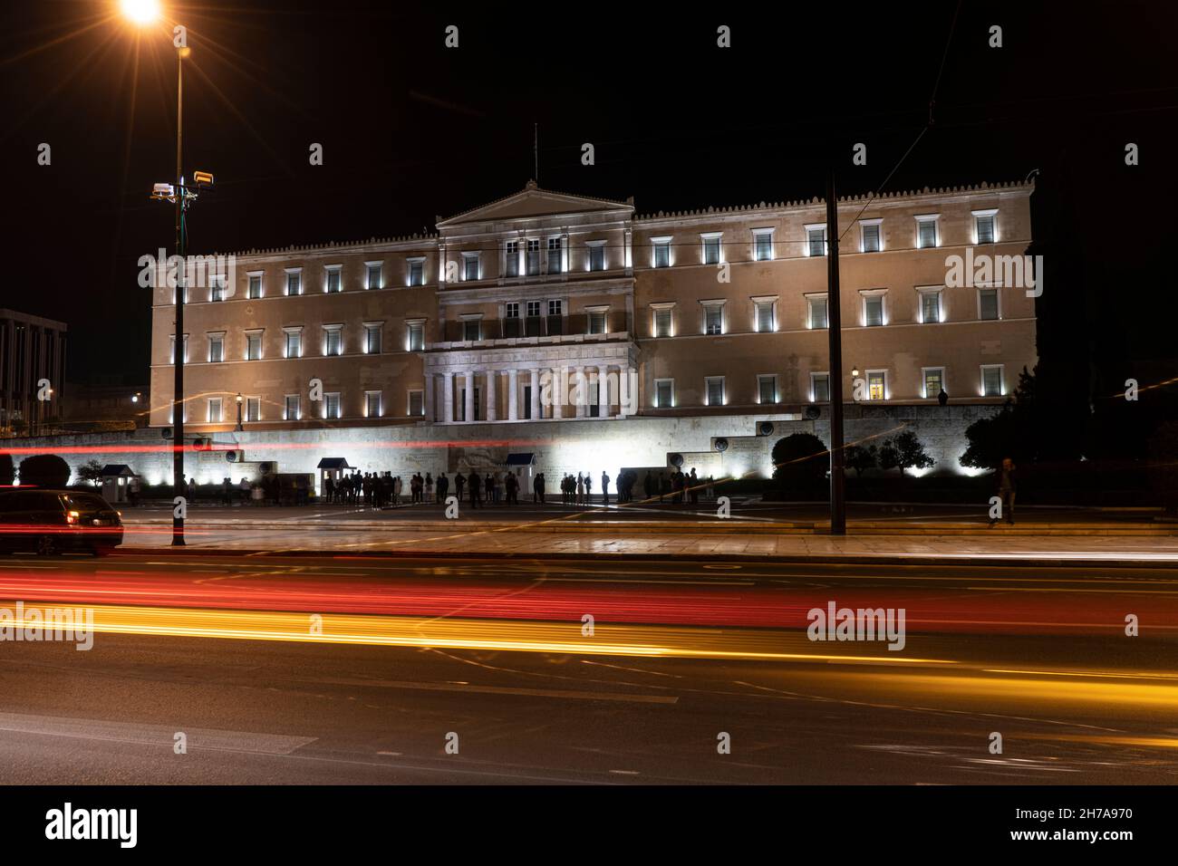 Athen, Griechenland. 2021. November. Außenansicht des griechischen parlamentsgebäudes in der Innenstadt bei Nacht Stockfoto