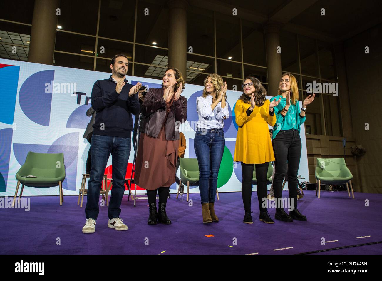 Yolanda Diaz, Vizepräsidentin der spanischen Regierung, Ada Colau, Bürgermeisterin von Barcelona, Alberto Garzon, Minister für Verbraucherfragen Spaniens, Monica Oltra, die erste Vizepräsidentin der Generalitat Valenciana, und Jessica Albiach, die Abgeordnete des katalanischen Parlaments, werden während der Versammlung zu sehen sein. Auf der III. Nationalversammlung der politischen Partei en Comun Podemos 'gemeinsam können wir' in Barcelona, Unter dem Motto „Win to transform“ zählte die Veranstaltung die politischen Führer der Partei Yolanda Diaz, Vizepräsidentin der spanischen Regierung, Ada Colau, Bürgermeisterin von Barcelona, Alberto Garzon Minister Stockfoto