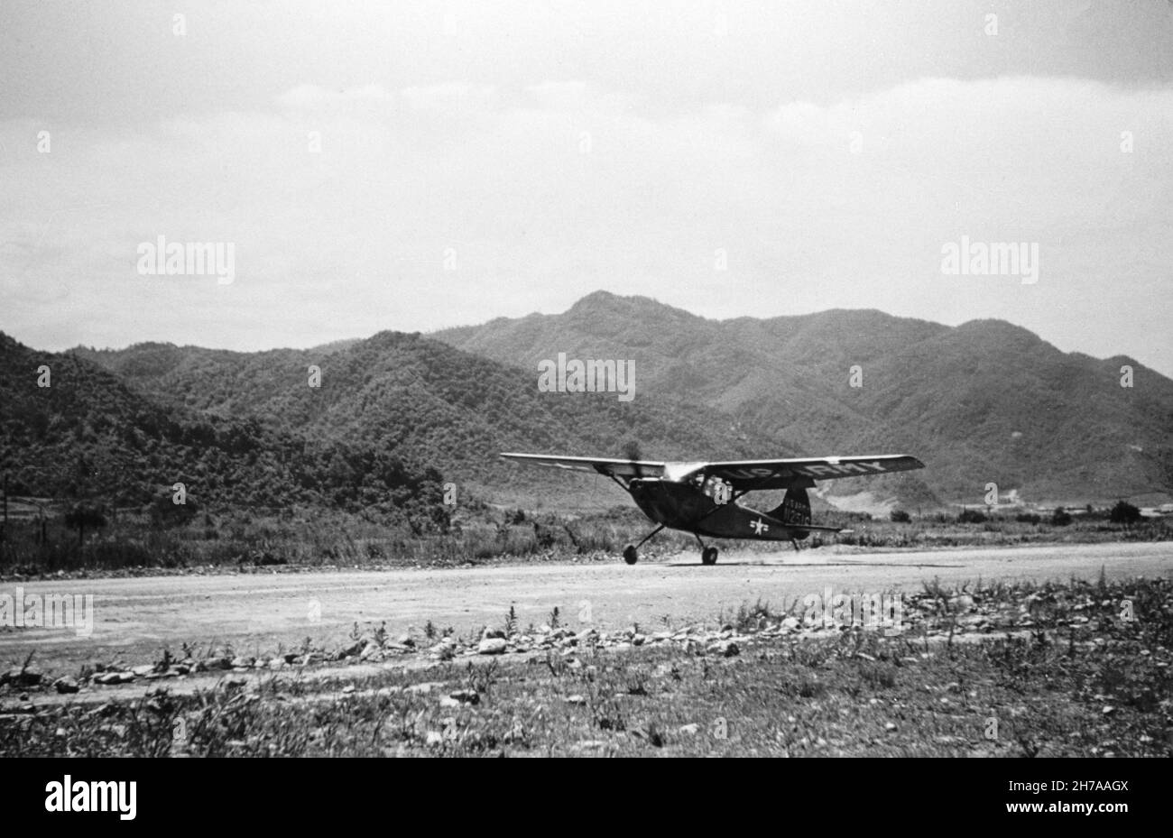 Ein Foto eines Cessna L-19A Bird Dog-Flugzeugs der United States Army, das während des Koreakrieges 1953 oder 1954 von der Airstrip A-8 in der Nähe von Seoul abstartete. Stockfoto