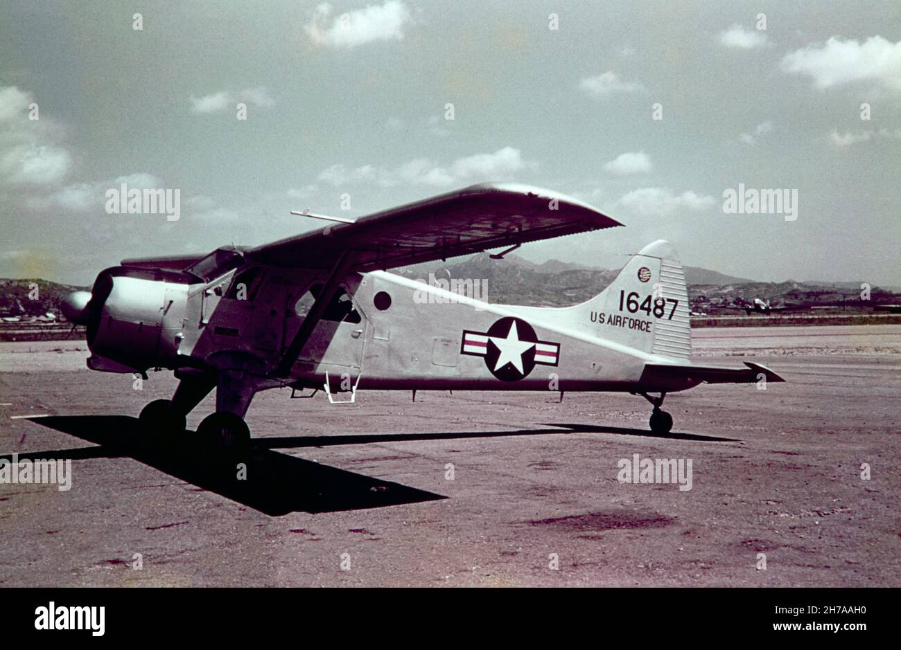 Farbfoto eines De Havilland Canada DHC-2 L-20 Beaver, Seriennummer 51-6487 der US-Luftwaffe, aufgenommen in Seoul während des Koreakrieges, 1953 oder 1954. Stockfoto