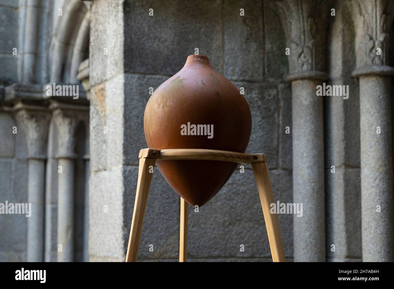 Eine traditionelle Terrakotta-Amphore, die im Kreuzgang der Kathedrale von Porto in Porto, Portugal, ausgestellt ist. Stockfoto