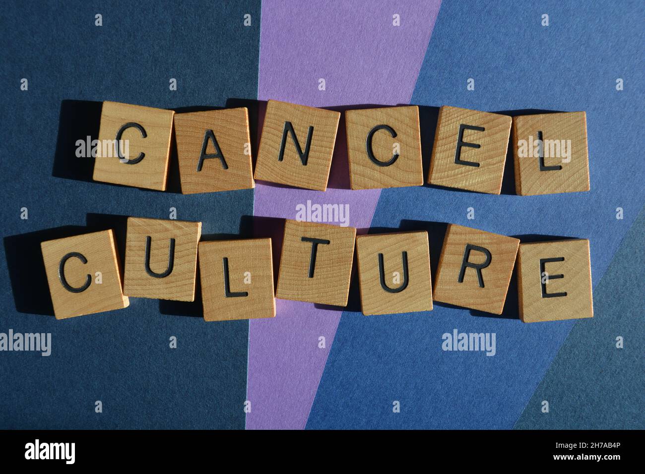 Cancel Kultur, Wörter in Holzbuchstaben auf dem Hintergrund isoliert Stockfoto